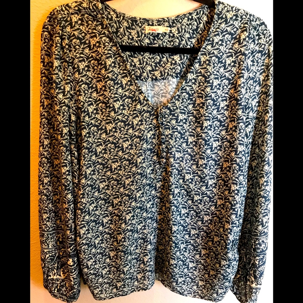 NWOT Faherty Brand Women viscose blouse. Size medium. 3/4 sleeve. Loose fit.